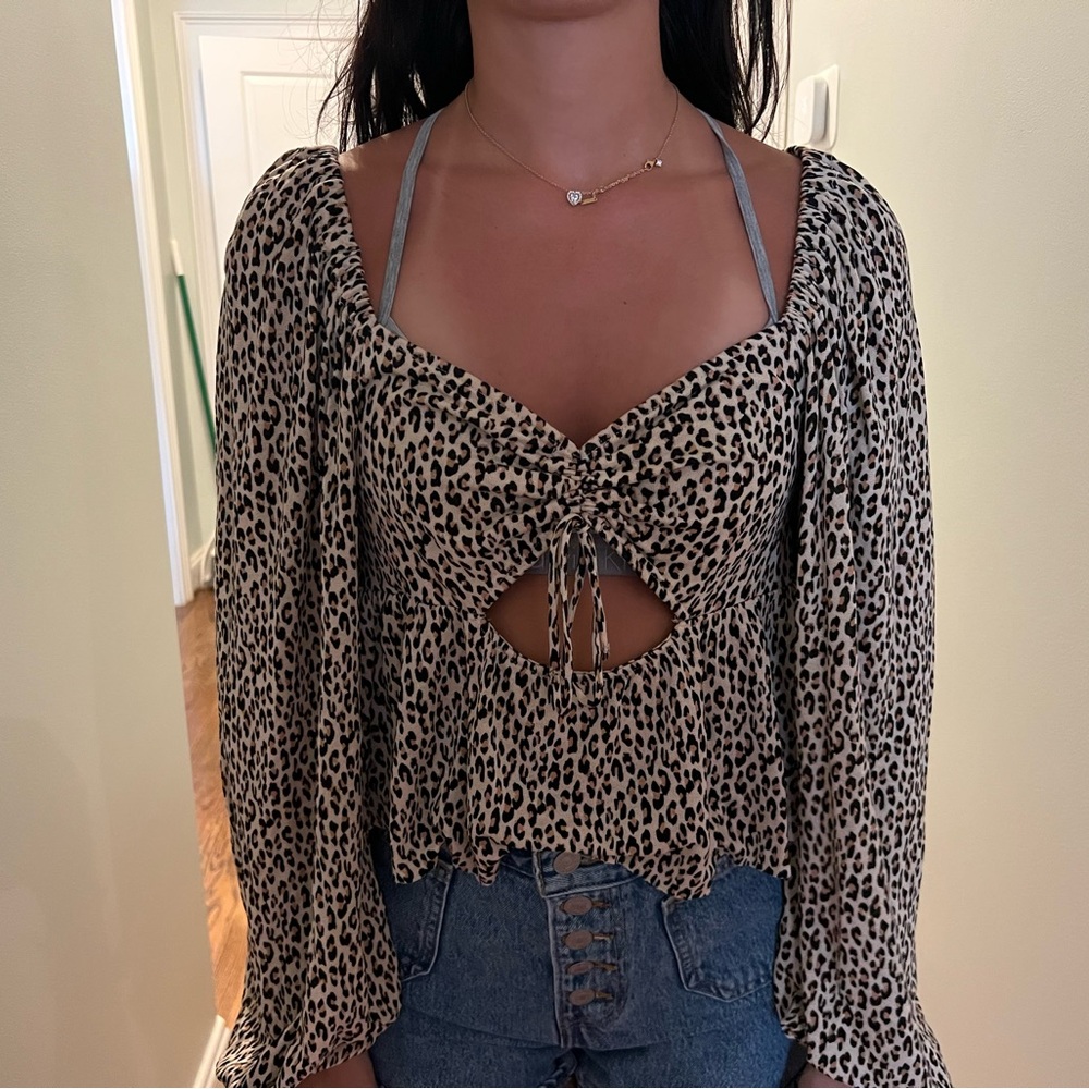 URBAN OUTFITTERS LONG SLEEVE V NECK CROP TOP